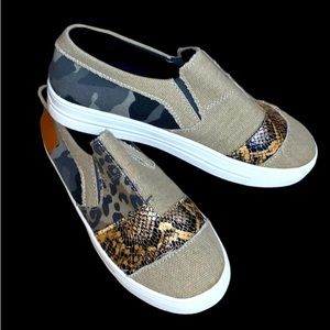 Boutique brand animal camo cheetah multi print slides women’s size 9